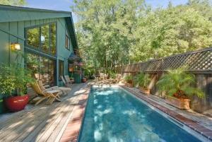 ein Haus mit einem Pool auf einer Holzterrasse in der Unterkunft House on Broadway at the Plaza in Sonoma