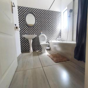 Ένα μπάνιο στο Effortless Budget Apartment Southernwood