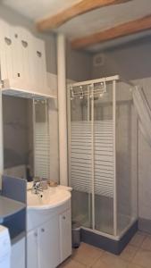 Koupelna v ubytování Les 2 étangs de la Foulonnerie - Gîtes + 48 fotografií