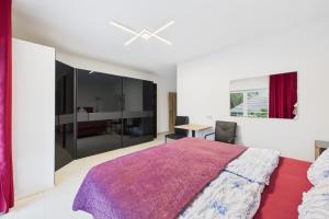 a bedroom with a large bed and a desk at Attraktive Neubauwohnung,Balkone,WIFI,Parken im Hof,Ganze Ruhe in Bremen