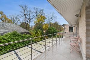 a balcony with a pink chair and a table at Attraktive Neubauwohnung,Balkone,WIFI,Parken im Hof,Ganze Ruhe in Bremen