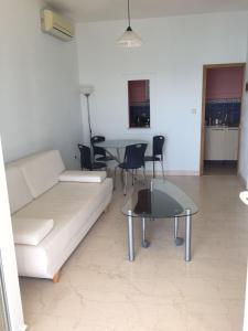 una sala de estar con un sofá y una mesa en SEANGEL HOUSe, en Diklo