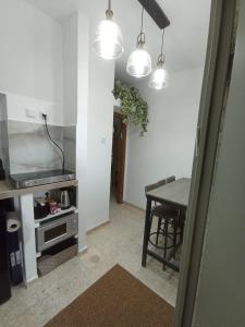 Η κουζίνα ή μικρή κουζίνα στο דירת נופש צימר אירוח בצפת צפון קרוב למקווה ורשבי