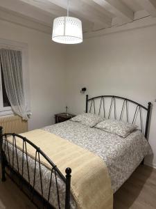 En eller flere senge i et værelse på Villa La Chêneraie 10 personnes