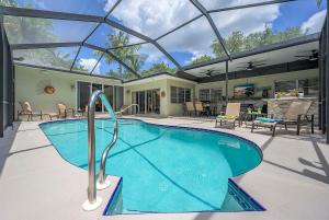 Πισίνα στο ή κοντά στο The Edison - Walking Distance to Gulf Course and Edison-Ford Winter Home