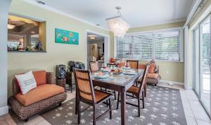 Χώρος καθιστικού στο The Edison - Walking Distance to Gulf Course and Edison-Ford Winter Home