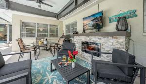 Μια τηλεόραση ή/και κέντρο ψυχαγωγίας στο The Edison - Walking Distance to Gulf Course and Edison-Ford Winter Home