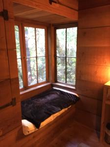 Voodi või voodid majutusasutuse Russian River Treehouse toas +12 fotot