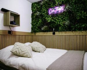 Ένα ή περισσότερα κρεβάτια σε δωμάτιο στο La Canopée Jurassienne +6 φωτογραφίες