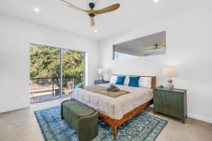 Postel nebo postele na pokoji v ubytování Temple of Time - Huge pool home Arlington Park! + 85 fotografií