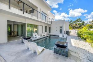 Bazén v ubytování Temple of Time - Huge pool home Arlington Park! nebo v jeho okolí