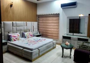 Postel nebo postele na pokoji v ubytování Stylish Furnished Home in Lahore Near Wapda Town