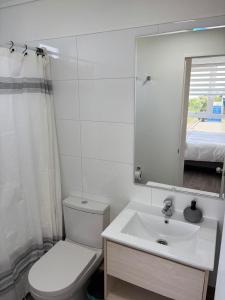 コンセプシオンにあるDepartamento nuevo cerca de Sanatorio Alemánのトイレ、洗面台、鏡のあるバスルーム +34枚の写真