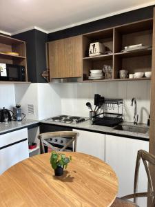 コンセプシオンにあるDepartamento nuevo cerca de Sanatorio Alemánのキッチンに木製のテーブルがあるキッチン