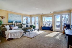 ein Wohnzimmer mit Sofa und Tisch in der Unterkunft Waterfront Oasis with Sunset Views Novato in Novato