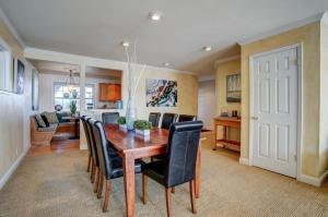 ein Esszimmer mit einem Holztisch und schwarzen Stühlen in der Unterkunft Waterfront Oasis with Sunset Views Novato in Novato