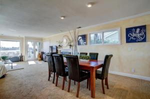 ein Esszimmer mit einem Holztisch und schwarzen Stühlen in der Unterkunft Waterfront Oasis with Sunset Views Novato in Novato + 17 Fotos