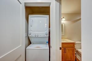 布埃纳维斯塔Hacienda Chiquita! Centrally Located Private Basement的小厨房内的洗衣机和烘干机