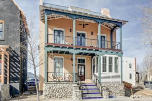 布埃纳维斯塔Hacienda Chiquita! Centrally Located Private Basement的一座带阳台的旧房子