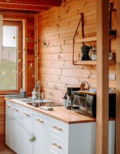 Kuchyň nebo kuchyňský kout v ubytování Pastelova Krova - domki w Bieszczadach