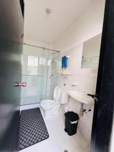 a bathroom with a shower and a toilet and a sink at Hermoso apartamento en el centro histórico de San Gil I 2 in San Gil
