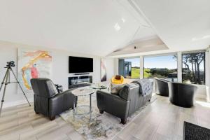 Μια τηλεόραση ή/και κέντρο ψυχαγωγίας στο Coastal Tee Lodge by Sonoma Stays - Ocean Views