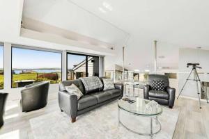 Χώρος καθιστικού στο Coastal Tee Lodge by Sonoma Stays - Ocean Views