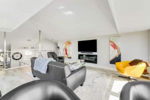 Μια τηλεόραση ή/και κέντρο ψυχαγωγίας στο Coastal Tee Lodge by Sonoma Stays - Ocean Views +30 φωτογραφίες