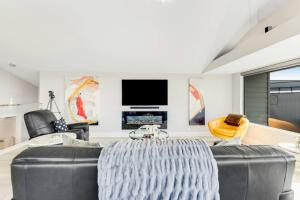 ボデガベイにあるCoastal Tee Lodge by Sonoma Stays - Ocean Viewsのソファとテレビのあるリビングルーム