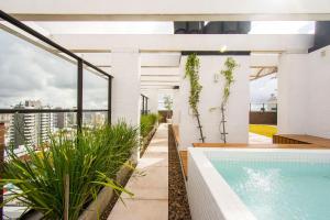 a pool on the roof of a building with plants at Apartamento Luxo em Bento Gonçalves in Bento Gonçalves