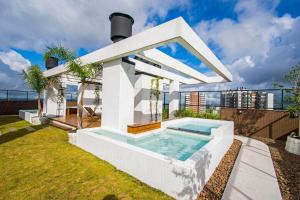 a house with a swimming pool in the yard at Apartamento Luxo em Bento Gonçalves in Bento Gonçalves