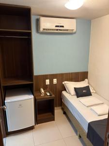 Giường trong phòng chung tại Downtown Santana Hotel