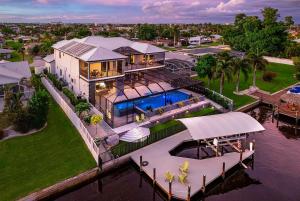 Bazén v ubytování Viking Estates Luxury Waterfront Pool Dock and Views nebo v jeho okolí