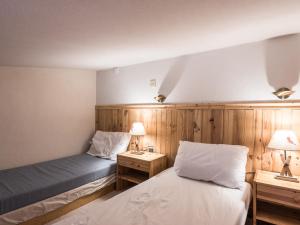 Ένα ή περισσότερα κρεβάτια σε δωμάτιο στο Appartement rénové à Tignes le Lac avec Balcon et WIFI - FR-1-502-382