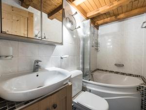 Ένα μπάνιο στο Appartement rénové à Tignes le Lac avec Balcon et WIFI - FR-1-502-382