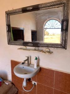 TagouniteBouhayat desert camp Tagounite的浴室里有洗手池和镜子