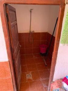 TagouniteBouhayat desert camp Tagounite的一间带淋浴的浴室,里面装有水桶 更多4张照片