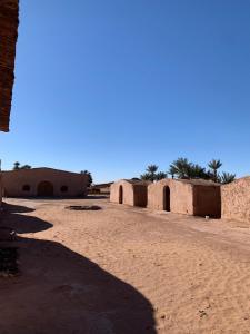 TagouniteBouhayat desert camp Tagounite的沙漠中间的一群建筑物