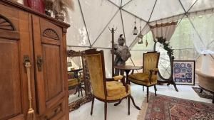 Posezení v ubytování Artistic Forest Dome Escape Near Lake Oconee