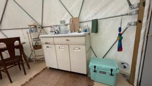 Nhà bếp/bếp nhỏ tại Cozy Off-Grid Dome Retreat in the Woods +11 ảnh