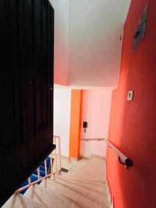 an orange and white room with a black door at Espectacular y céntrico apartamento en el corazón de San Gil 1 in San Gil +1 photo