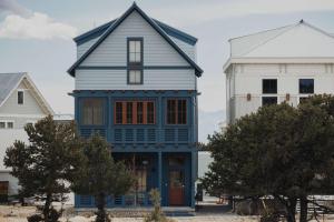 een blauw huis voor een wit gebouw bij The Jackalope Rooftop w Fire Pit & Epic Mountain Views in Buena Vista