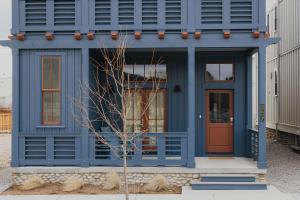 een blauw huis met een boom ervoor bij The Jackalope Rooftop w Fire Pit & Epic Mountain Views in Buena Vista