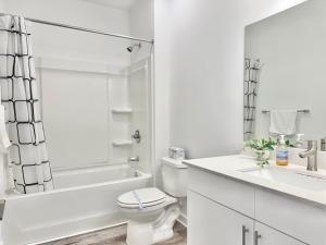 Koupelna v ubytování Luxury 5Beds 3Baths 2Balcony Penthouse 542Blvd + 26 fotografií