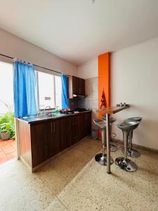 a kitchen with a sink and a table and stools at Espectacular y céntrico apartamento en el corazón de San Gil 1 in San Gil