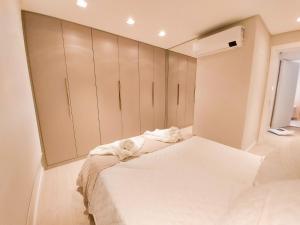 a bedroom with a bed with white sheets at VILLA DI TONDO HOUSE - APARTAMENTO ESPETACULAR in Bento Gonçalves +18 photos