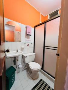 a small bathroom with a toilet and a sink at Espectacular y céntrico apartamento en el corazón de San Gil 1 in San Gil