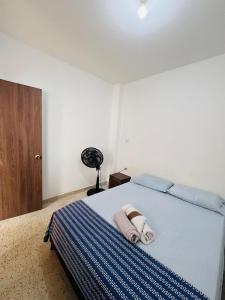 a bedroom with a bed with towels on it at Espectacular y céntrico apartamento en el corazón de San Gil 1 in San Gil