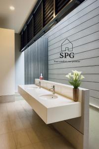 ein Badezimmer mit einem Waschbecken und einem Schild an der Wand in der Unterkunft The Mews Luxury Apartment By KLCC in Kuala Lumpur