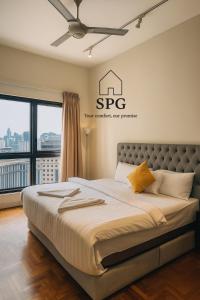 ein Schlafzimmer mit einem Bett mit Deckenventilator in der Unterkunft The Mews Luxury Apartment By KLCC in Kuala Lumpur + 83 Fotos